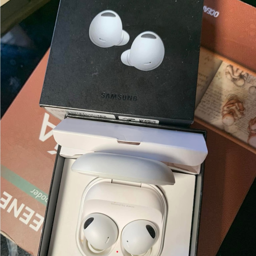 Samsung White Wireless Earbuds